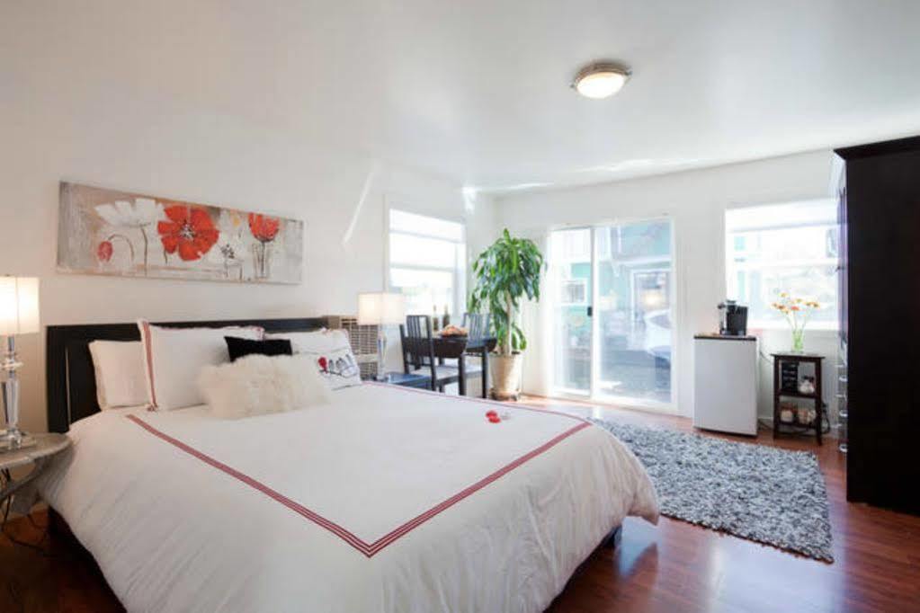 Fisherman'S Wharf Bed & Breakfast Victoria Exterior photo